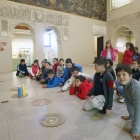 Los niños de segundo de Primaria atienden las explicaciones de la Niña Vero en el Arco de Santa María.-RAÚL G. OCHOA