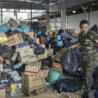 Las fuerzas aéreas de Malasia preparan provisiones para enviar a las áreas afectadas por las inundaciones.-Foto: FAZRY ISMAIL / EFE