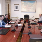 El portavoz de la Diputación, Borja Suárez, y el presidente provincial, César Rico (izquierda), en el Ayuntamiento de Treviño.-ICAL