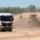 Las máquinas preparan los terrenos en Frandovínez por donde se realizará el trazado ferroviario del AVE a su paso por este término municipal.-ISRAEL L. MURILLO