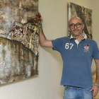 José Luis Revilla posa junto a uno de los cuadros que visten la cafetería en el que se aprecia su característica carga matérica.-Raúl Ochoa