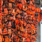 Asistentes del artista Ai Weiwei colocan chalecos salvavidas en la Kinzerthaus de Berlín, en recuerdo de los refugiados.-AFP / JOHN MACDOUGALL