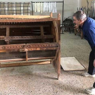Julián Ochoa gira el manubrio de la máquina, totalmente arreglada y en perfecto estado, en su taller de Pradoluengo.-ECB