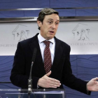 El portavoz parlamentario del PP, Rafael Hernando, en rueda de prensa en el Congreso.-Emilio Naranjo / EFE