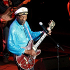 Fotografía de archivo del 26 de marzo de 2008 del compositor y guitarrista estadounidense Chuck Berry durante un concierto en el auditorio de Castellón.-EFE