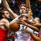 Antetokounmpo, de los Bucks, muy marcado por Nosh, Gasol y Rose.-EFE / TANNEN MAURY