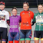 Las vencedoras de todas las clasificaciones de la Vuelta a Burgos Féminas en el podio de honor.-Íñigo Alonso