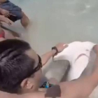 Los hermanos liberaron al tiburón de los anzuelos que le perforaban la boca.-Foto: YOUTUBE