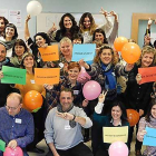 Participantes de la jornada posan en una foto de familia.-ECB