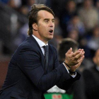 Lopetegui intenta animar a sus jugadores en Mendizorroza durante el Alavés-Madrid.-REUTERS / VINCENT WEST