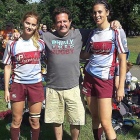 Massot -izquierda- posa junto al técnico, Arturo Bravo, y la capitana del equipo, Kate Hallinan.-FOTO CEDIDA POR BEATRIZ MASSOT