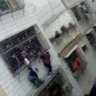 Rescatada una niña en China que se había quedado colgada de un balcón.-