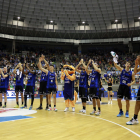 Los jugadores del San Pablo Burgos celebrando con la afición del Coliseum
