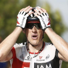 El ciclista suizo del equipo IAM Mathias Frank , se ha proclamado el vencedor de la décimoséptima etapa de la Vuelta Ciclista a España 2016.-EFE/Javier Lizón