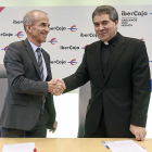 Jesús Les (i.) y Vicente Rebollo, ayer en la firma del documento.-RAÚL OCHOA