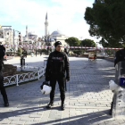 Varios policías, en la zona del atentado de Estambul.-AP