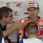 Jorge Lorenzo atiende las explicaciones de su técnico, Ramón Aurín, en Argentina.-EMILIO PÉREZ DE ROZAS