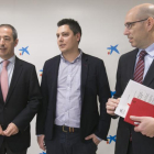 El director territorial de CaixaBank, José Manuel Bilbao, el ganador del premio, Álvaro Sánchez, y el viceconsejero de Economía, Carlos Martín Tobalina.-RAÚL OCHOA