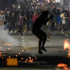 Los manifestantes se enfrentan a la policía en las protestas contra la reelección del presidente, este miércoles en Yakarta.-REUTERS