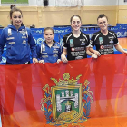 Celia Delgado, María Berzosa, Elvira Rad y Dranca Codruzta posan con la bandera de Burgos-ECB