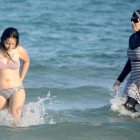 Una mujer con biquini y otra con 'burkini' en la playa tunecina de Ghar El Melh.-AFP / FETHI BELAID