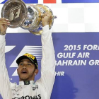 Lewis Hamilton, con el trofeo que lo acreditra como ganador del Gran Premio de Baréin.-Foto:   REUTERS / AHMED JADALLAH