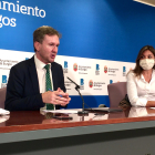 Javier Lacalle esta mañana anunciando su renuncia acompañado de Carolina Blasco. RAÚL G. OCHOA