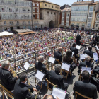 Imagen del canto del Homno a Burgos en la plaza del ReySan Fernando.-SANTI OTERO