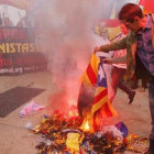 Varios manifestantes de la marcha ultra del 12-O en Barcelona queman una 'estelada'.-JOAN CORTADELLAS