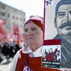 Una manifestante comunista porta un retrato de Stalin en Moscú.-JUAN MANUEL PRATS