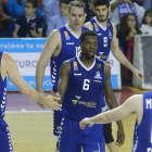 Varios jugadores del San Pablo Inmobiliaria se felicitan tras una jugada positiva ante el Palencia.-RAÚL G. OCHOA