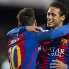 Messi y Neymar celebrando el primer gol del argentino al Celta en el Camp Nou.-JORDI COTRINA