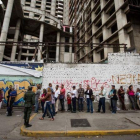 Un grupo de personas aguardan para realizar transacciones bancarias, en Caracas, el 13 de diciembre.-EFE / MIGUEL GUTIERREZ