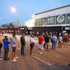 Aficionados haciendo cola para comprar sus entradas para un partido en El Plantío. ECB