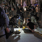 La policía de Hong Kong detiene a manifestantes.-AP