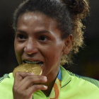 Rafaela Silva muerde el oro ganado en judo.-EL PERIÓDICO