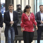 Los lideres de Adelante Andalucia, Teresa Rodriguez y Antonio Maillo, antes de la reunion con los maximos dirigentes de sus partidos, Pablo Iglesias, de Podemos, y Alberto Garzon, de IU, en el Congreso de los Diputados.-BALLESTEROS (EFE)