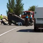 Uno de los coches en el accidente de Villatoro volcó a causa del impacto.-ECB