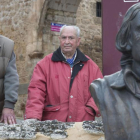 Antonio (izq.) y Poli (dch.) junto a la figura del naturalista pozano del monumento dedicado a Félix en su villa natal.-FOTOS: ICAL