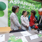 Mercedes Sánchez, Arancha y su monitora y José María Ibáñez presentaron la nueva campaña de Aspanias.-RAÚL OCHOA
