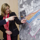 El alcalde, Javier Lacalle, muestra a la consejera, Pilar del Olmo, el plano en el que se recogen los detalles de la urbanización.-SANTI OTERO