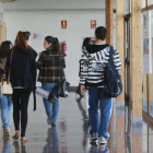 Alumnos de la universidad caminan por uno de los pasillo de la Politécnica-ISRAEL L. MURILLO