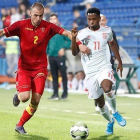 Ansu Fati se mide con un defensor montenegrino en el partido jugado en Podgorica.-
