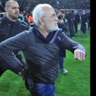El presidente del PAOK, amedrentando al árbitro-REUTERS