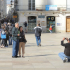 Unos turistas se fotografían en la plaza del Rey San Fernando.-ISRAEL L. MURILLO