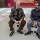 Joaquín Díaz (i.) y Pedro Reyes, sobre los dados gigantes de ‘El juego de la vida’.-Santi Otero