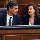 El presidente del Gobierno, Pedro Sánchez, acompañado de la vicepresidenta Carmen Calvo.-BALLESTEROS (EFE)