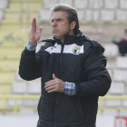 Gonzalo Arconada da instrucciones a su jugadores durante un encuentro disputado en El Plantío.-RAÚL G. OCHOA