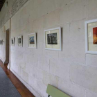 Los versos de Tino Barriuso acompañan veinte fotografías de Ángel Herraiz colgadas en el claustro del Mendoza.-Raúl Ochoa