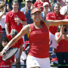 La tenista española Garbiñe Muguruza, eufórica, tras vencer por 7-6 (4) y 6-0 a la italiana Francesca Schiavone.-EFE